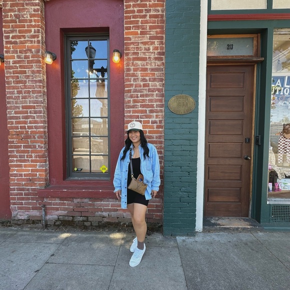 Meet your Posher, Alexi - Picture 3 of 6